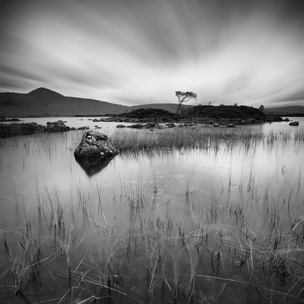 Samotář na Loch Nah-Achlaise
